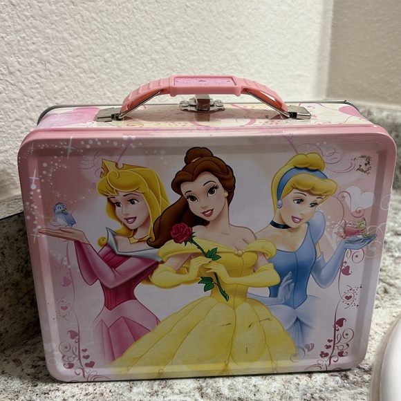 The tin box company, disneys  princess metal tin box with vintage stamps . - Picture 6 of 14